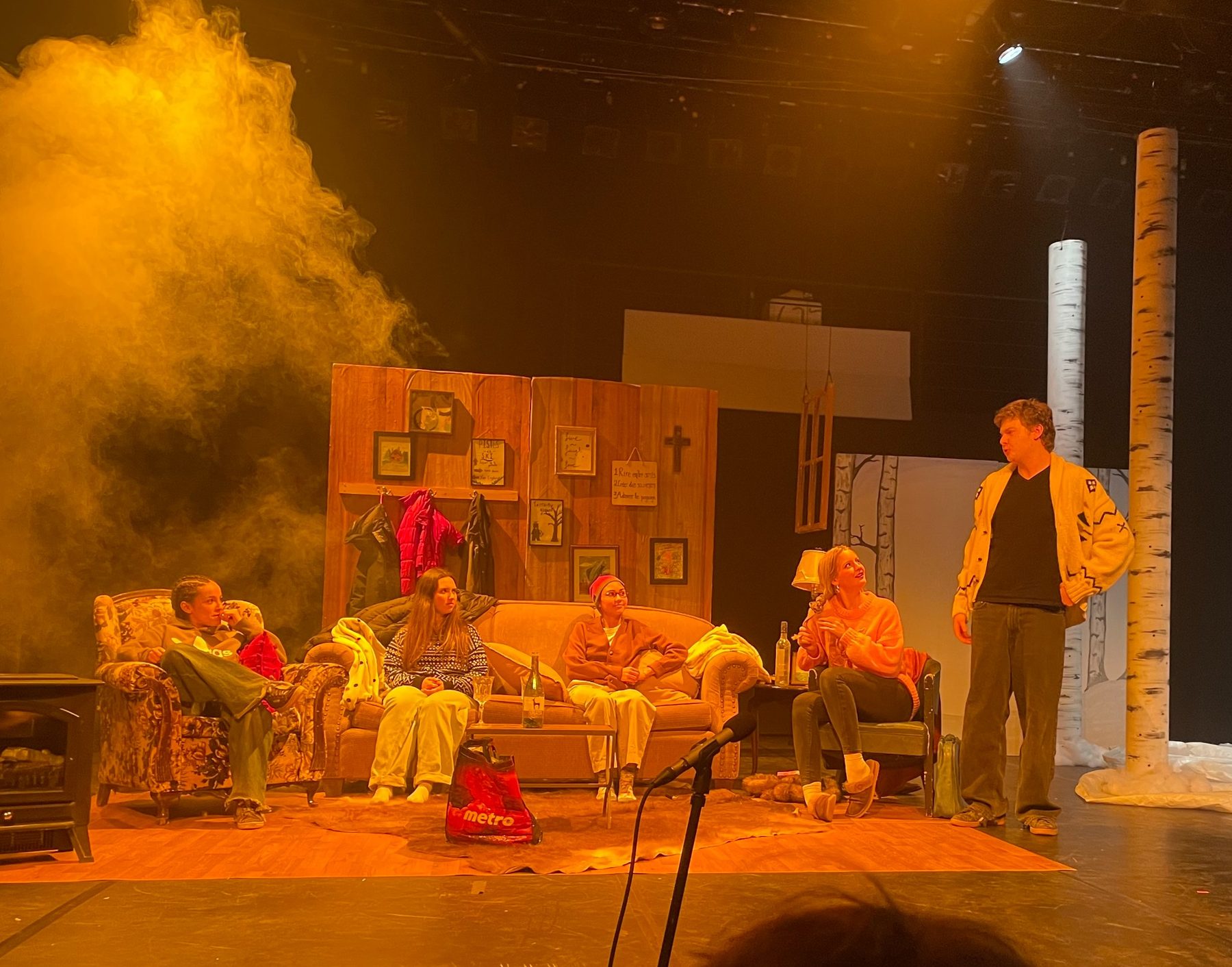Xavier Ouellet dans une scène d’ensemble au théâtre.