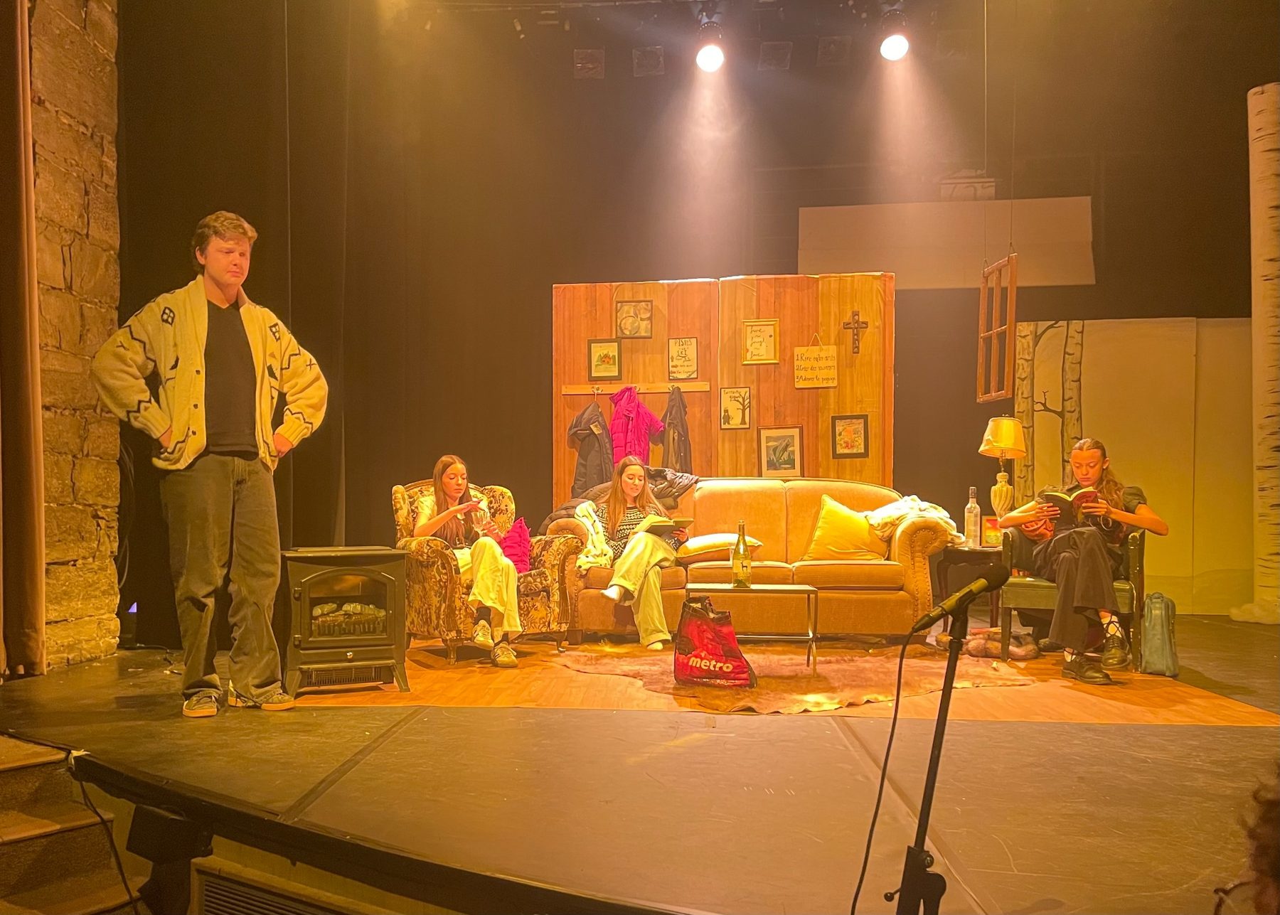 Vue large d’une scène de théâtre avec Xavier Ouellet.